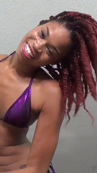 Loser- bohyně Rosie Reed ponižuje otroky poraženého ve fialových lesklých bikinách- Známky poraženého a střední prst-1080p HD
