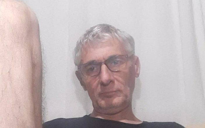 Big uncut hard cock: Um homem bonito de camiseta e calcinha espera para se...