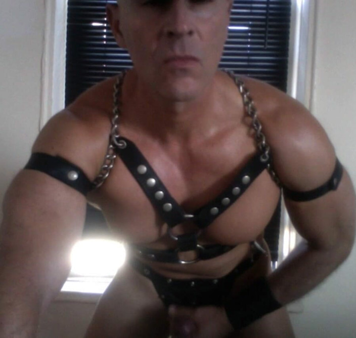 LeatherandMuscles: Gayleatherman boşalıyor