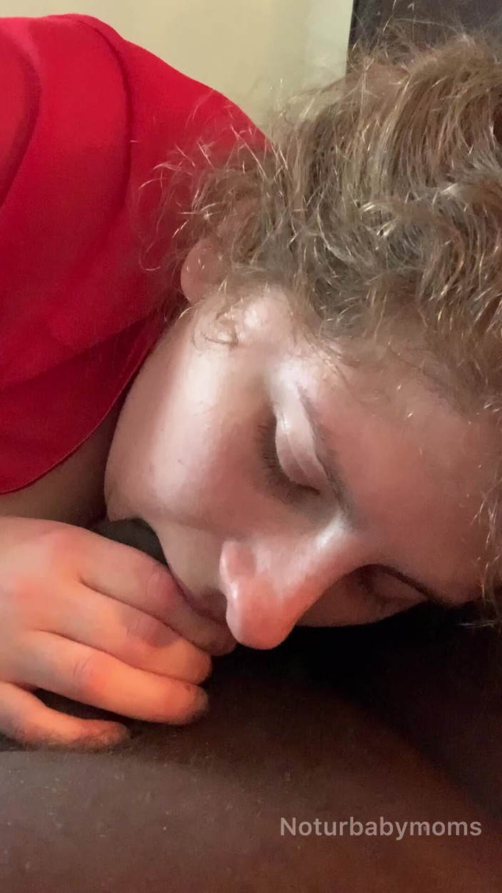 noturbabymoms: 胖美女大黑屌跨人种红袍脱衣、口交和无毛阴户啪