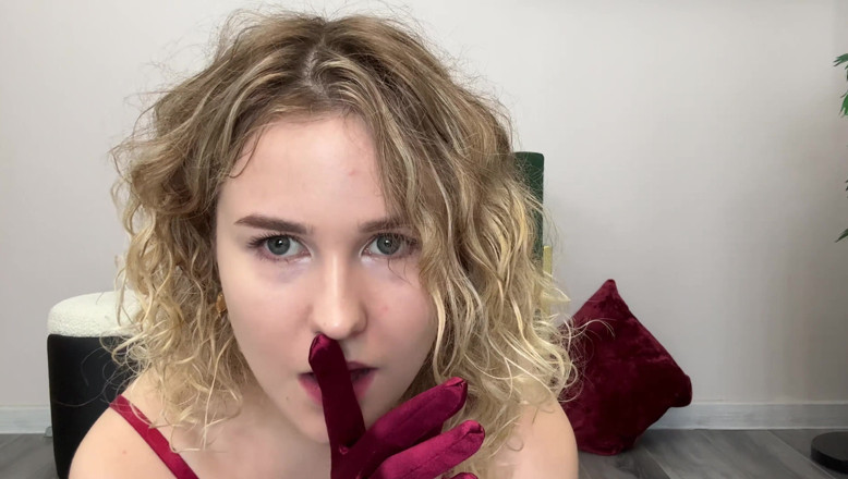LoveHomePorn: Blondynka z dużymi naturalnymi cyckami bawi się swoją mokrą cipką...