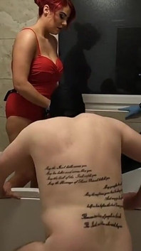 Femdom anal puta humillando con cinturón en la ducha