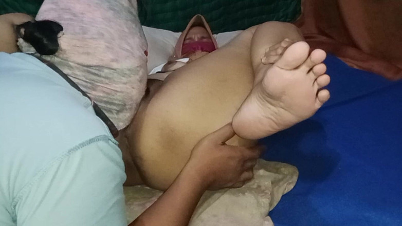 Babang endut: Indonesia el coño de mi madrastra pidiendo lamer y follar -...