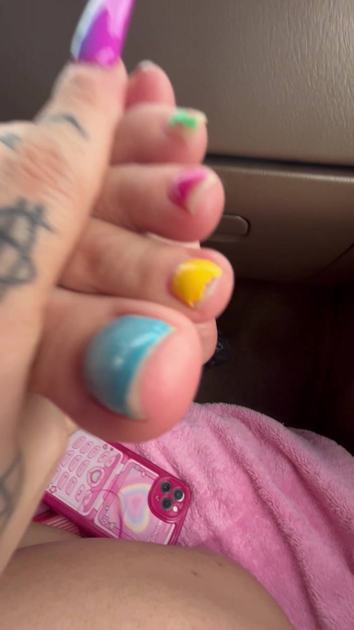 Nali Marie: 踩在你脸上的第一人称视角脚底汽车骑乘皱纹的脚小脚画趾甲拱门