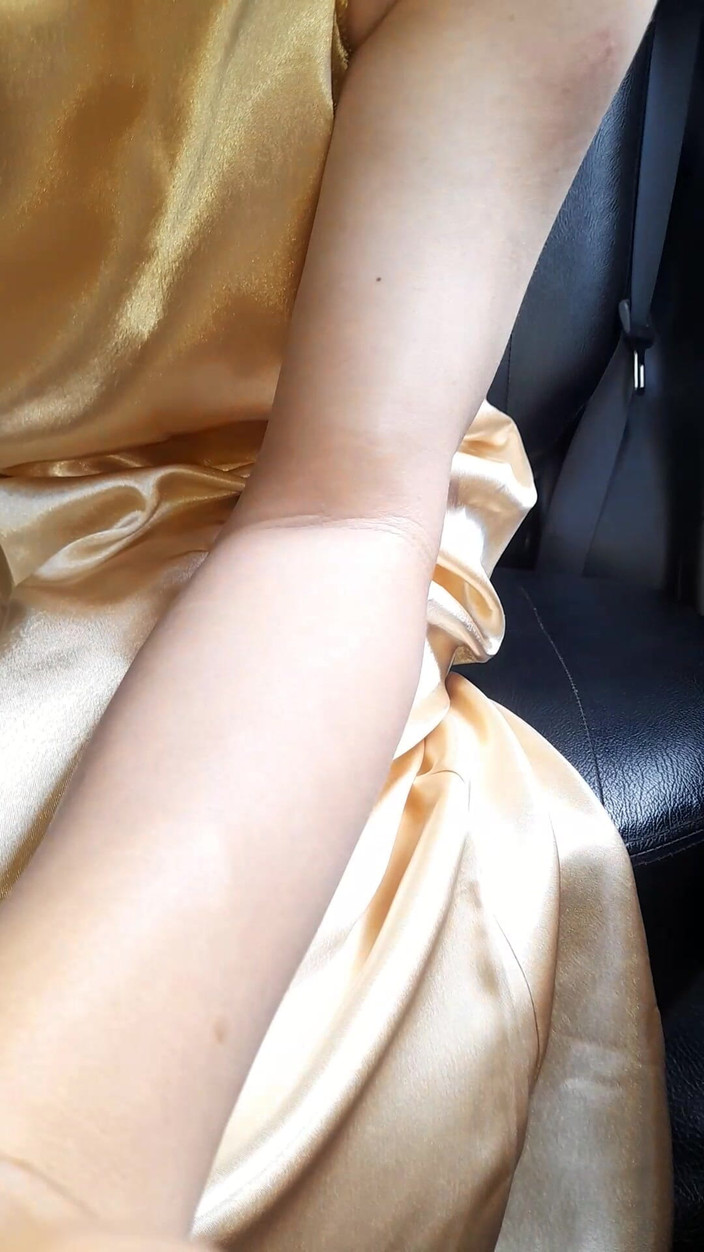 Naomisinka: Gold satin-kleid masturbation und sperma im kleid