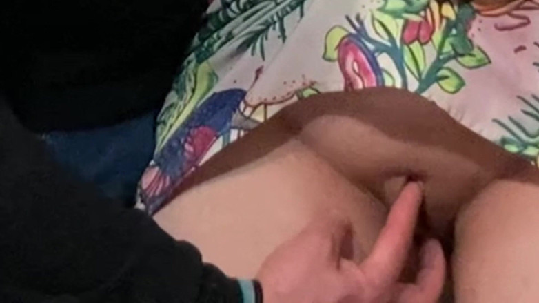 Niki studio: Fantasi i tunnelbanan! Flicka får sin fitta fingrad av främling