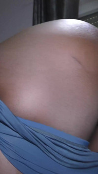 Une ado noire merveilleuse prend une grosse bite et un creampie profond amateur