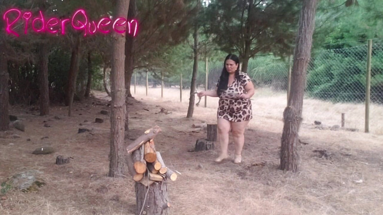 Riderqueen BBW Step Mom Latina Ebony: Recoping Woods セクシーな継母の屋外