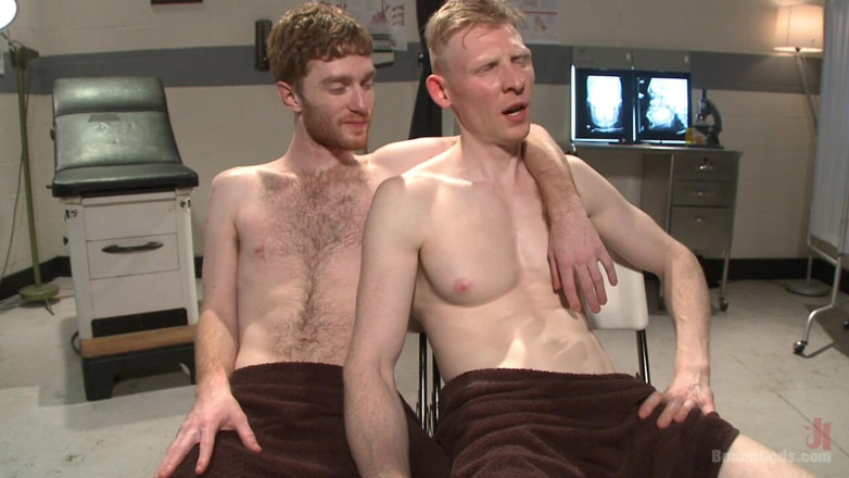 Bound gods: Seamus O'reilly ถูกมัดอย่างไม่มีอํานาจยัดกําปั้นในกะกลางคืนของโรงพยาบาล