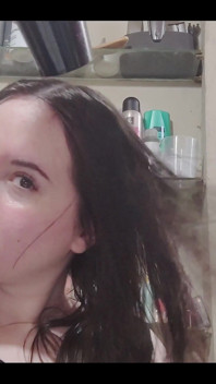 Secándome el pelo. Me encanta cómo va de mojado a seco y suave