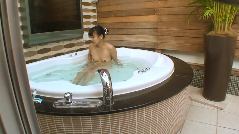 Japan Lust: Красивое тело японской милфы исследовали на улице
