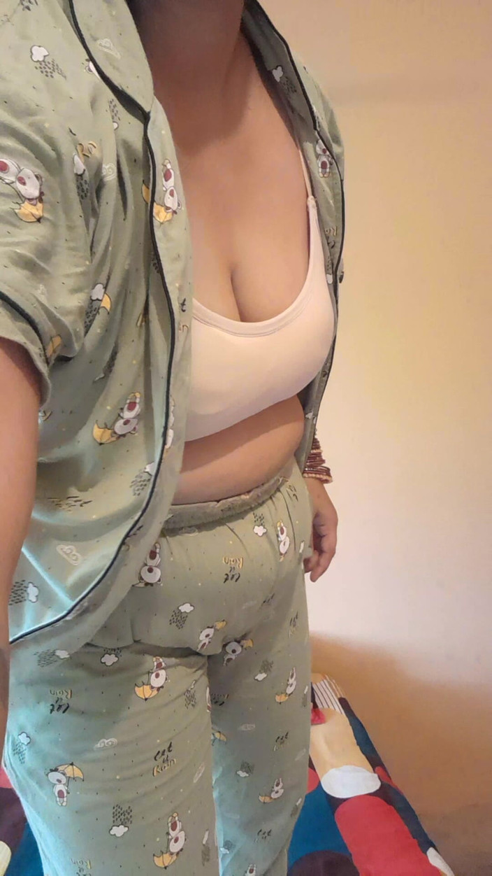 Puja555: Hintli kız yatakta dans ediyor