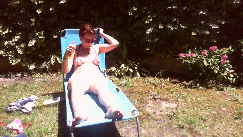 Nicoletta Embassi: Nicoletta prende il sole in un giardino che indossa