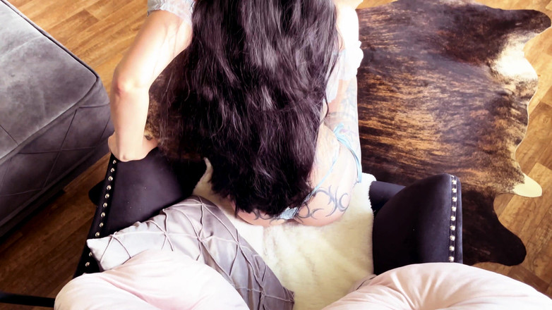 Miss Alessa Milano: Di depan kursi berlengan