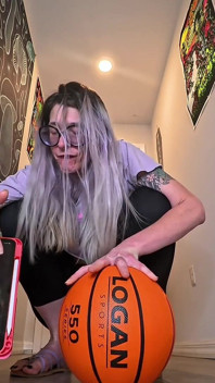 6'7 lange godin eenhandig basketbal uitdaging hoe lang kan deze enorme handen domineren?