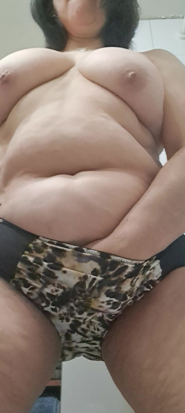 Mommy big hairy pussy: En glissant tes doigts sous la culotte, le trou est...