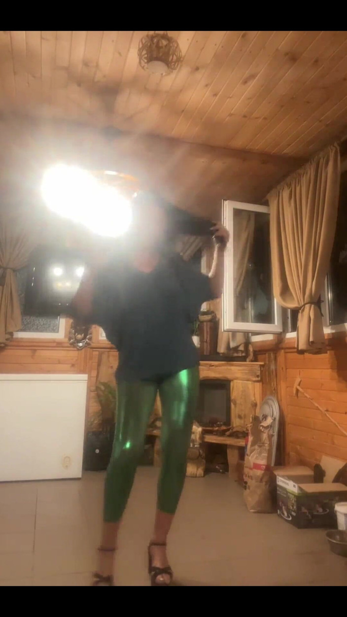 MilfyCalla: Tarian cameltoe berkilau mengusik