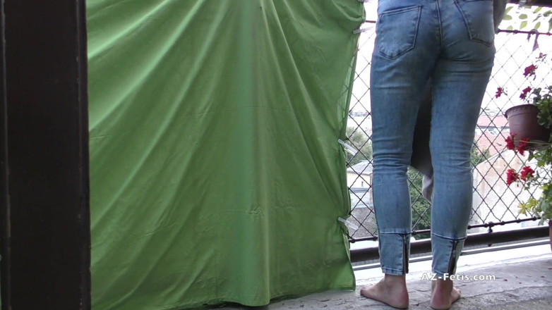 Aqua Pola: Verzweiflung, pinkeln in jeans auf dem balkon