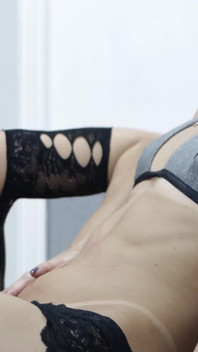 Zkoumání, škrábání a lízání sexy břicha a jejího pupku!