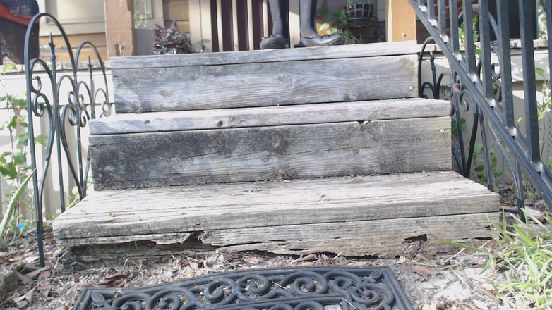 PandoraSG: 在公寓的楼梯上的户外脚踩踏