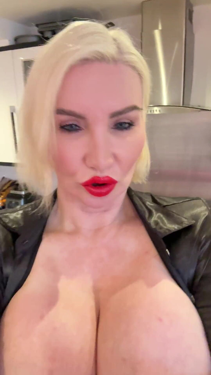 Sophie James: Červené podpatky, červená minisukně a černá saténová halenka Nejsou potřeba kalhotky;)