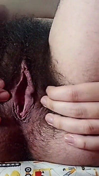 Vagina kotor dan basah yang sangat berbulu memberikan jus. Pantat Kotor