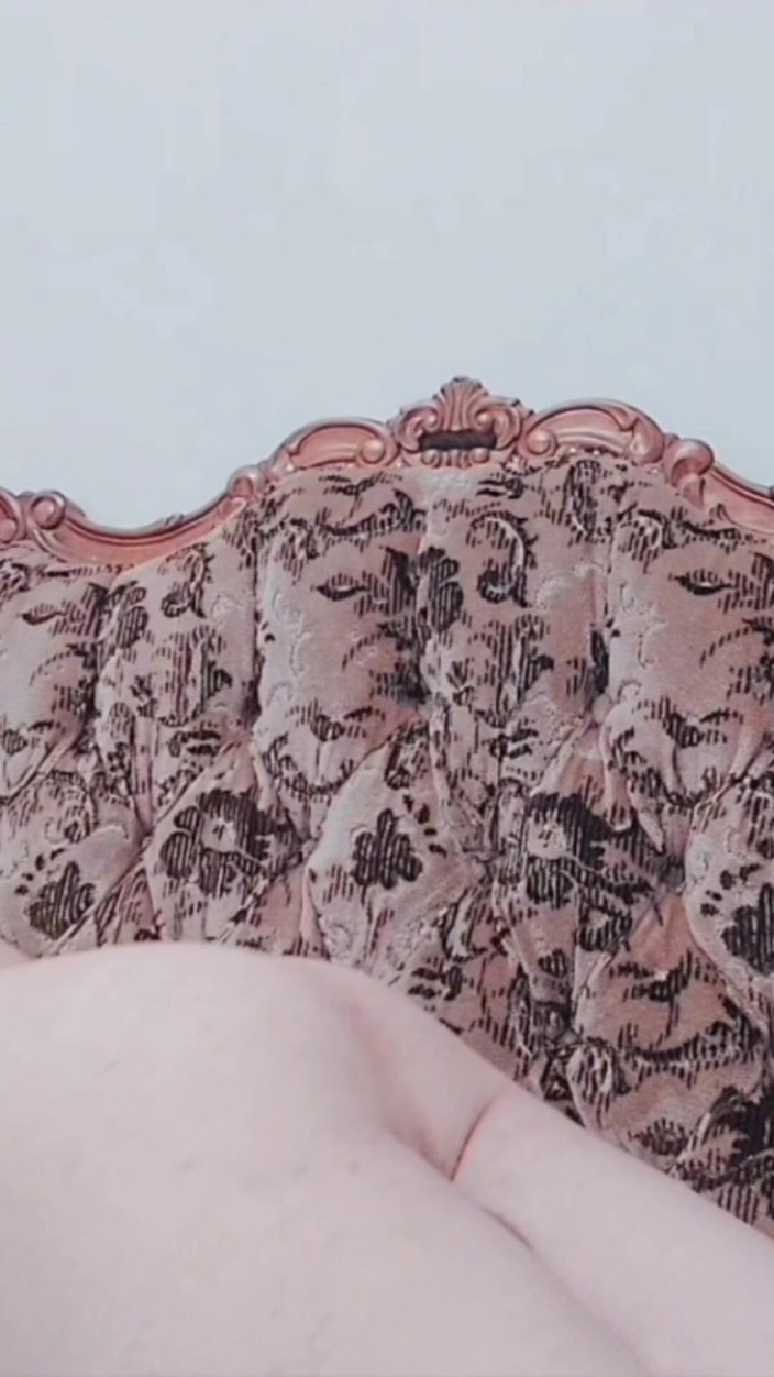 Kitty_Cross: मोहक क्रॉसड्रेसर देवी की तरह शरीर के घुमाव दिखा रहा है