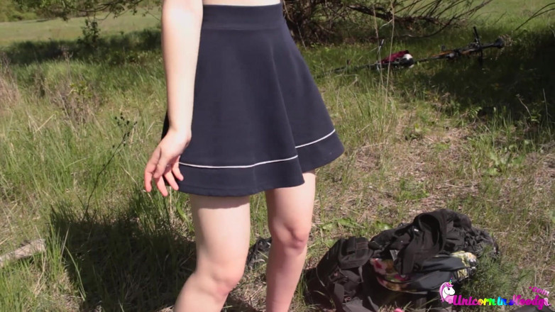 Unicorn In Hoodie: Chica universitaria en sexo sensual al aire libre - corrida en...