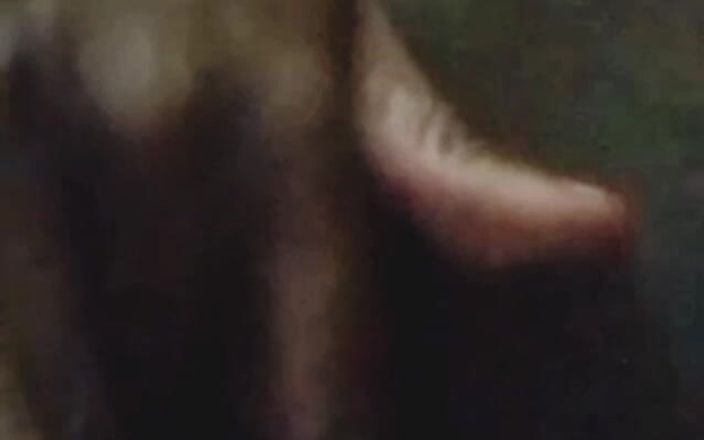 Me and my new slut: Siyah yaşlı üvey anne görüntülü görüşmede mastürbasyon yapmanın tadını çıkarıyor