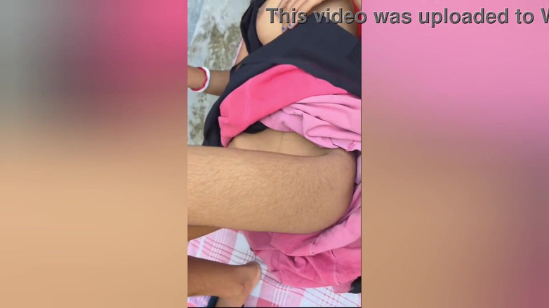 Rajiya: Echt meisje Rajiya neukt met vriendje, kleine borsten