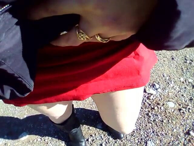 RavenBigAss: Pipì nel bosco, gonna senza mutandine