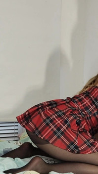 Foxy slave si sente troia nel nuovo vestito vuole la sborra di ken sui suoi piedi nelle calze