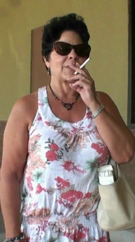 Madura grandota gilf fuma y poses