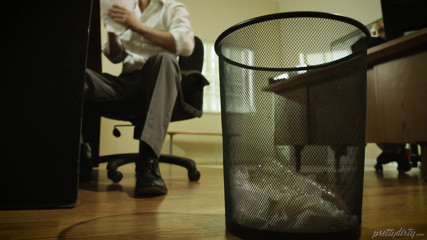 Adult Time: La sexy kenzie taylor scopa il detective caldo durante l'interrogatorio