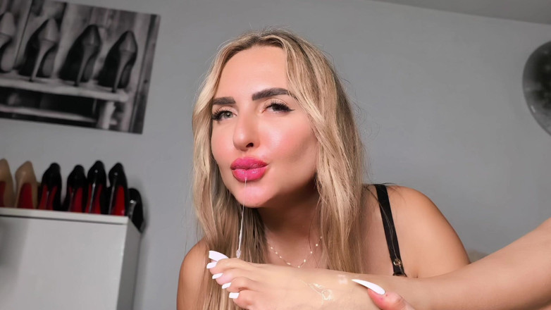 Goddess Lena: Spuug op voeten