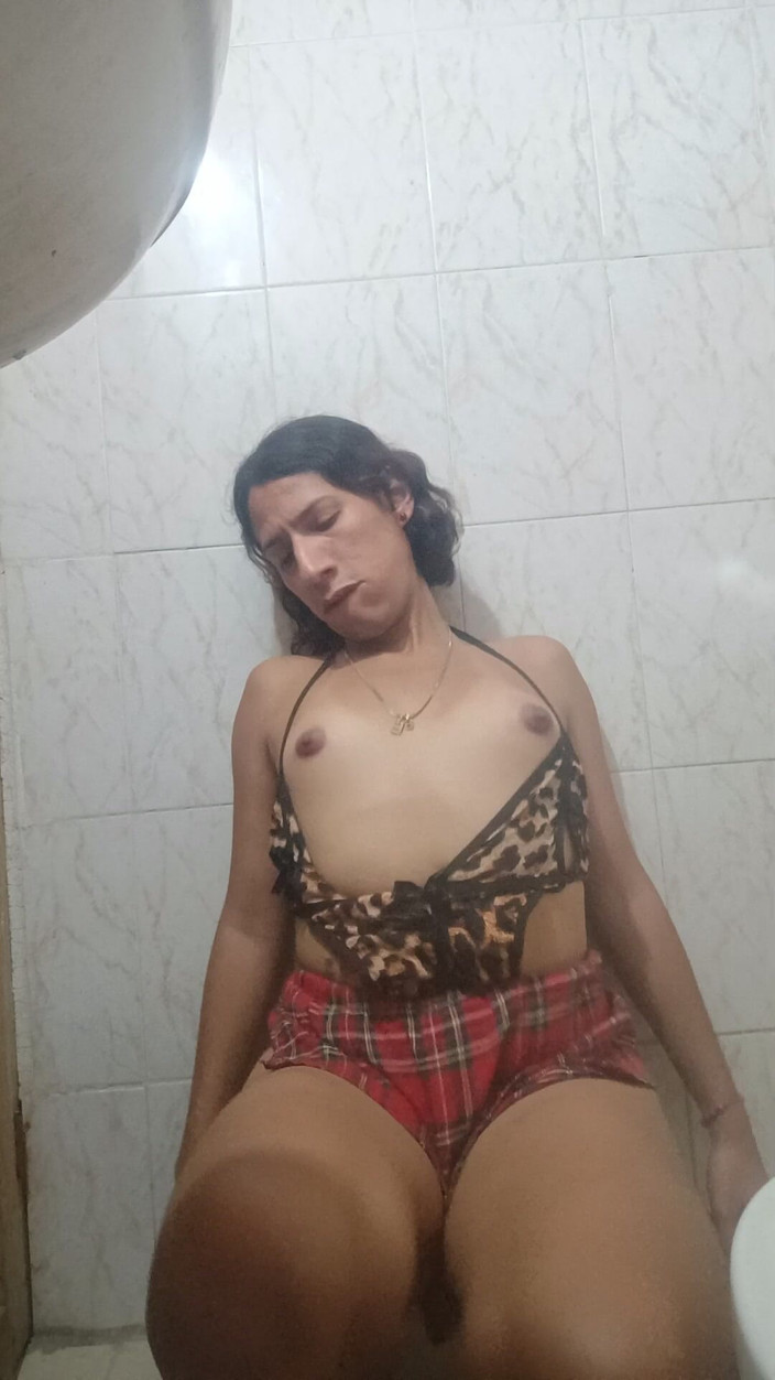 Femboy from Colombia: 今は一人だけど、楽しんでいます