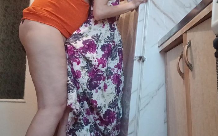 Lesbian-illusion: La mère de mon mari me baise quand nous sommes...