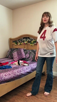 豊満なクララが服を試着する