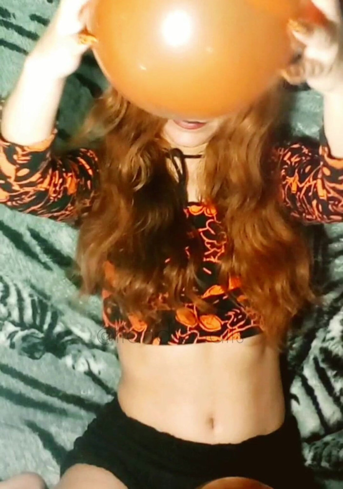 Goddess Li: Feline Nails divirtiéndose con globos