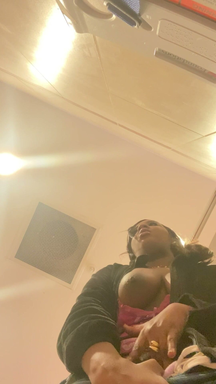 ALLIYAH ALECIA: Una rapida masturbazione solitaria nel bagno di walmart