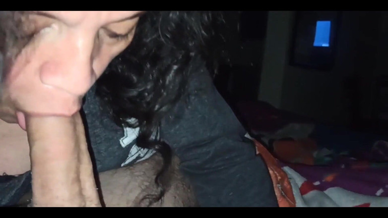 GBadBoyOfficial: Bir arkadaşımın evinde kalıyorum ve onun yarağımı emmek için odaya...