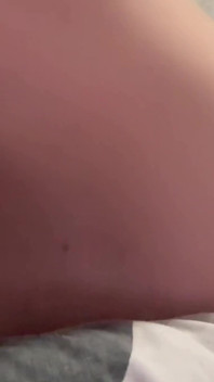 Cowgirl membawa dirinya ke orgasme dengan bantuan bantal