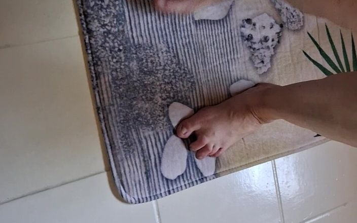 Hot-Pussy66: बाथटब में गंदे पैर धोना
