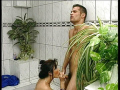German Teen Hookers: 我在浴缸里给我继女的朋友惊喜