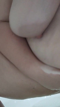욕조에서 자위하는 육덕 거유녀