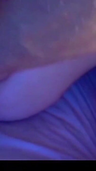 Làm tình mạnh bạo với vợ, nói chuyện cuckold, dùng tay chọc lỗ đít, dương vật giả khổng lồ