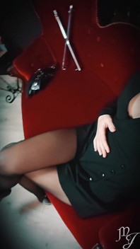 Le scarpe del mio dungeon - prima di una sessione fetish in collant - padrona julia