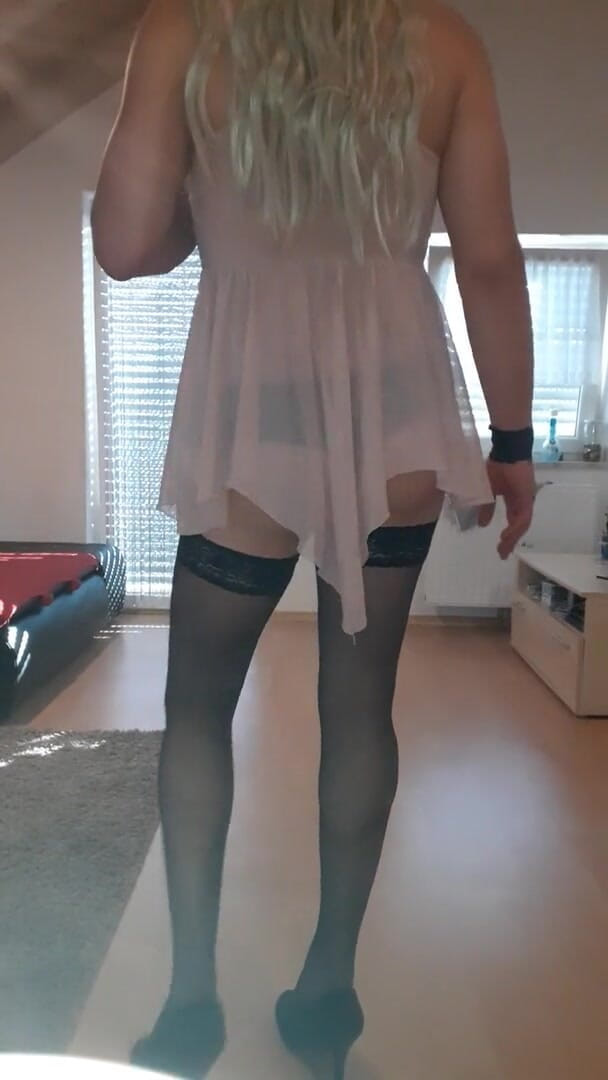 Julia CD: Sexy teen travestito in lingerie