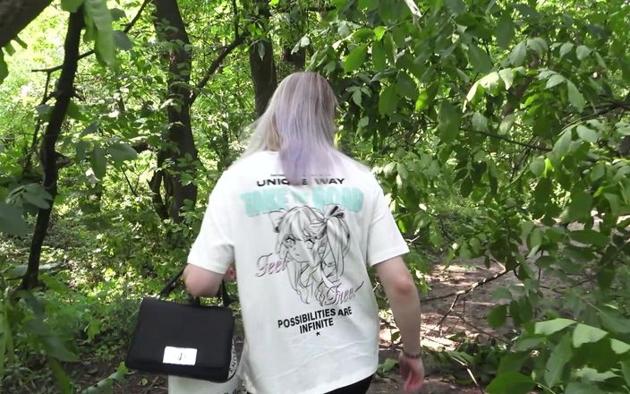 MertyXXX: Špinavá dívka vrhá a močí v parku