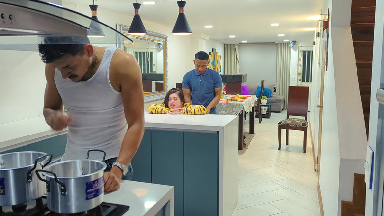 Anotonella-jones: 夫の親友リオックが訪ねてきて、こっそりキッチンで私とセックスします